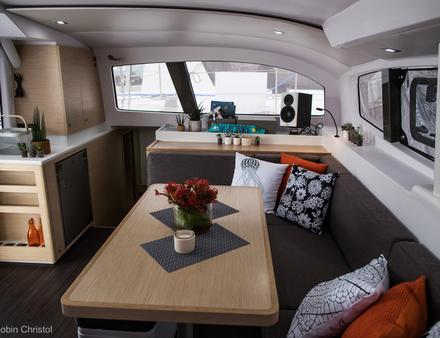 Le catamaran répond à deux objectifs principaux : une navigation de qualité en équipage réduit (commandes rassemblées au poste de barre, vue dégagée...) et un confort pour la vie à bord. Nautisme Article