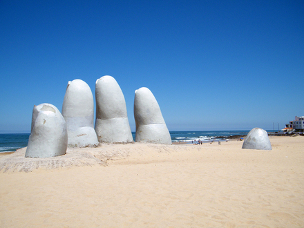 On peut également y trouver la sculpture « Hombre emergiendo a la vida » réalisée par l'artiste Mario Irarrázabal en 1982.  On peut également y trouver la sculpture « Hombre emergiendo a la vida » réalisée par l'artiste Mario Irarrázabal en 1982.