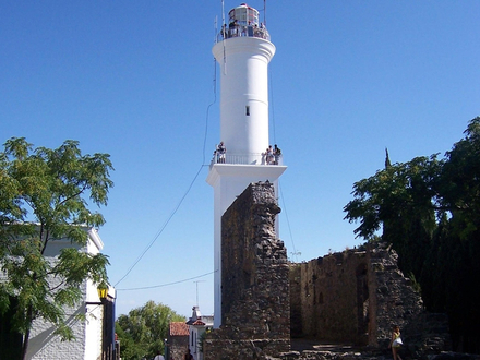 Vous pourrez monter en haut du phare de Colonia del Sacramento construit en 1857 pour admirer la ville et l'océan. Vous pourrez monter en haut du phare de Colonia del Sacramento construit en 1857 pour admirer la ville et l'océan.