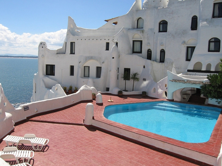 Construit de manière artisanale sans plan architectural, vous pourrez dormir dans une véritable oeuvre d'art pour 150 euros la nuit.