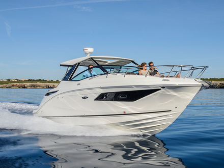Le bateau combine désormais les avantages d'un coupé, d'un bowrider et d'un cruiser. 