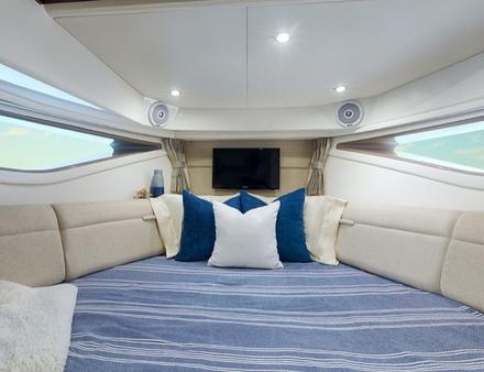 Le Sundancer 320 Coupé hors-bord est équipé d'une cabine à l'arrière avec deux lits jumeaux, pouvant se transformer en un lit double. Nautisme Article