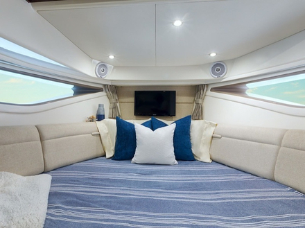 Le Sundancer 320 Coupé hors-bord est équipé d'une cabine à l'arrière avec deux lits jumeaux, pouvant se transformer en un lit double. Nautisme Article