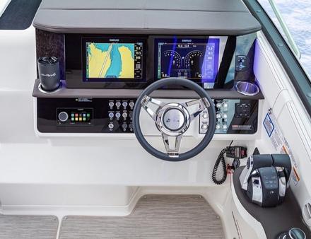 Le bateau est divisé en trois zones avec un espace salon, un cockpit avec sièges réglables et pare-soleil et accessible sans entrave depuis la plateforme de bain. Nautisme Article