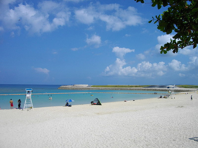 La Tropical Beach est une plage aménagée pour la plaisance et l'amusement, située à quelques minutes du centre ville de Naha. Nautisme Article