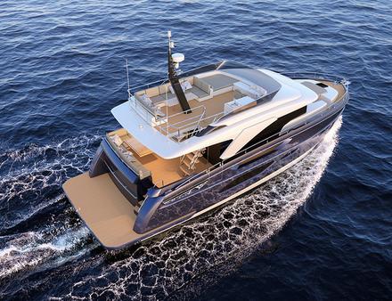 Le pont principal à l'arrière offre un endroit plus protégé pour les dîners ou les cocktails, avec une grande table et un canapé. Un escalier tribord mène à une plateforme de bain prolongée. Nautisme Article
