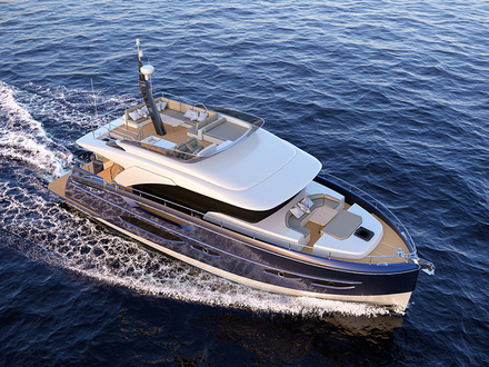 Une option de disposition du flybridge comprend une table à manger extensible avec un canapé, un autre grand bain de soleil donnant sur le pont avant, un barbecue et un évier, ainsi qu'un cockpit avec deux sièges pilotes. Une option de disposition du flybridge comprend une table à manger extensible avec un canapé, un autre grand bain de soleil donnant sur le pont avant, un barbecue et un évier, ainsi qu'un cockpit avec deux sièges pilotes.