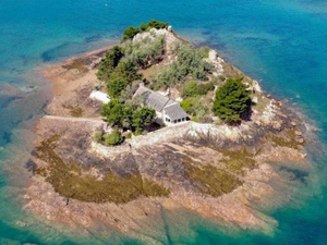 L'île de Roc'h Ar Hon en Bretagne est à vendre, avec maison et guérite !
