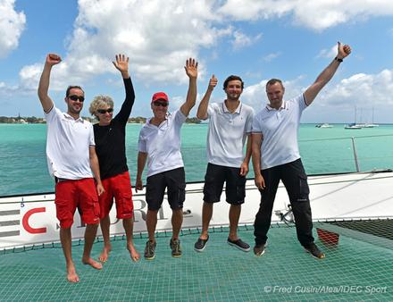 L'équipage d'IDEC SPORT, avec de gauche à droite: Antoine Blouet, Christophe Houdet, Francis Joyon, Corentin Joyon et Bertrand Delesne. Nautisme Article