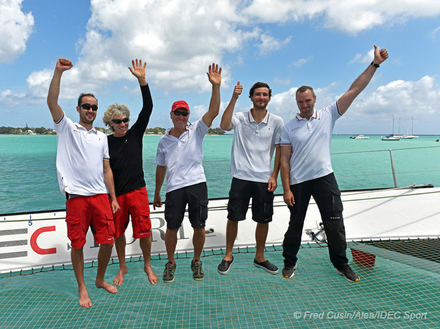 L'équipage d'IDEC SPORT, avec de gauche à droite: Antoine Blouet, Christophe Houdet, Francis Joyon, Corentin Joyon et Bertrand Delesne. Nautisme Article