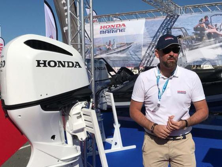 A l'occasion du Grand Pavois 2019, le motoriste japonais a confirmé la commercialisation des moteurs hors-bord V6 de couleur blanche. A l'occasion du Grand Pavois 2019, le motoriste japonais a confirmé la commercialisation des moteurs hors-bord V6 de couleur blanche.