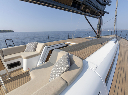 Son équipement, son allure et les choix architecturaux en font un véritable engin de plaisir, mais sans jamais forcer. Nautisme Article