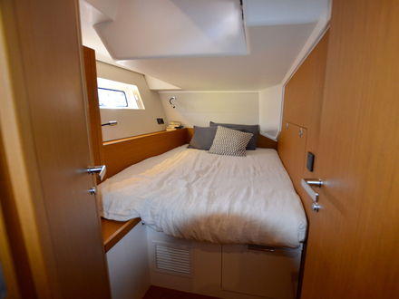 Ce 53 pieds est agrémenté de tous les ingrédients de sportivité et de standing pour mériter son appellation « Yacht ».  Il est équipé de trois cabines.