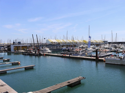 Un chemin de promenade vous mènera vers l'endroit le plus secret et tranquille de la ville : une baie à l'eau turquoise et presque transparente.  