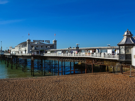 Tel un parc d'attractions miniature, le Palace Pier accueille tous les jours des visiteurs heureux de pouvoir s'essayer aux différents jeux mis à leur disposition. 