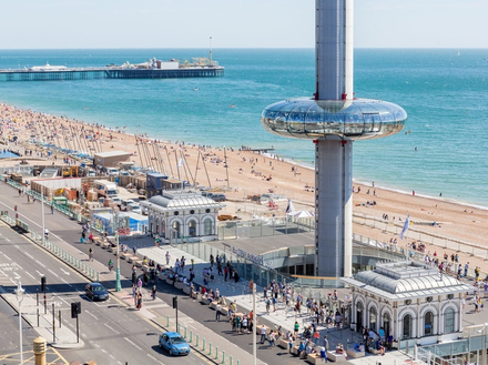 Les visiteurs peuvent monter à 162 mètres pour profiter d'une vue à 360 degrés sur Brighton et la Manche. Les visiteurs peuvent monter à 162 mètres pour profiter d'une vue à 360 degrés sur Brighton et la Manche.
