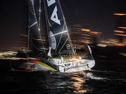Apivia et ses immenses foils, vainqueurs dans la nuit brésilienne Apivia et ses immenses foils, vainqueurs dans la nuit brésilienne