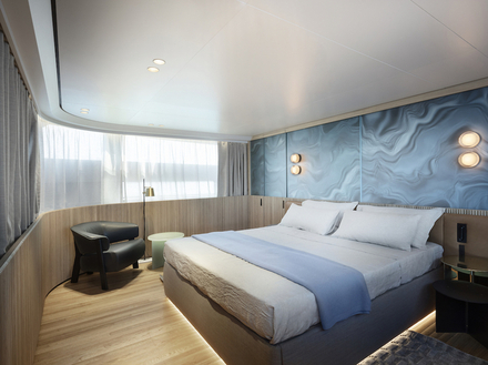 Le constructeur italien a aménagé le yacht avec une suite propriétaire, une cabine VIP et deux doubles. La décoration est contemporaine et minimaliste. Nautisme Article