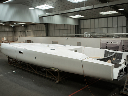 Bien que la largeur soit contenue, les formes de coque du voilier sont puissantes, afin de garder de la stabilité en particulier lorsque le bateau évolue à faible vitesse lors des manoeuvres d'empannages notamment...