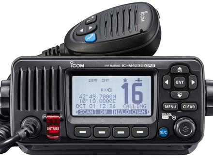 Sur le modèle standard (IC-423GE), on retrouve sensiblement les mêmes caractéristiques avec en plus la fonction fluviale ATIS et la possibilité, en option, d'une station déportée. Nautisme Article