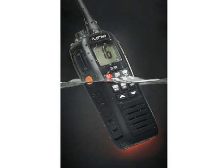 Ses points forts sont la possibilité de programmer 10 canaux météo, d'être étanche et flottante, de pouvoir être raccorder à un micro et d'être rechargeable sur une prise USB. 