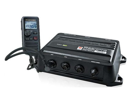 C&ocirc;t&eacute; interfaces, elle est compatible NMEA (0183 et 2000) avec la possibilit&eacute; de connecter jusqu?&agrave; 3 combin&eacute;s HS/4800 haut-parleurs.