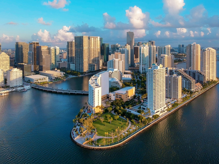 Ville insulaire, Miami Beach est reliée au continent, et à Miami, par des ponts. Ce qui l'a rendu célèbre, c'est notamment sa multitude de paysages.  Ville insulaire, Miami Beach est reliée au continent, et à Miami, par des ponts. Ce qui l'a rendu célèbre, c'est notamment sa multitude de paysages.