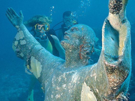 Au sein du parc d'État de John Pennekamp Coral Reef, vous pourrez découvrir la réplique du Christ des Abysses (statue de Jésus-Christ immergé à l?origine en Italie).