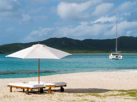 Antigua-et-Barbuda est réputé pour son taux d'ensoleillement exceptionnel et ses conditions de navigation idéales, ses mouillages secrets... Antigua-et-Barbuda est réputé pour son taux d'ensoleillement exceptionnel et ses conditions de navigation idéales, ses mouillages secrets...