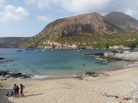 Sur la plage de Tarrafal sur l'île de Santiago vous côtoierez les pêcheurs et les vendeuses de noix de coco.