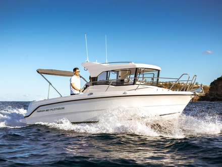 Le Pilot House 660 a été conçu pour la pêche avec un cockpit profond et beaucoup d'espace de circulation à bord. Nautisme Article