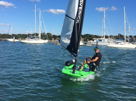 Le Maverick est un petit dériveur qui peut aussi se transformer en planche à voile ou SUP. 