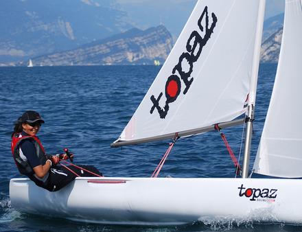 Le Topaz Uno est un dériveur performant qui se veut un concurrent du Laser Pico. Nautisme Article