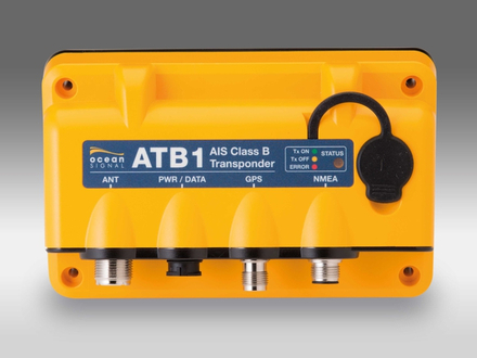 Cet appareil est muni de 99 canaux d'acquisition et de 33 canaux de tracking ce qui lui permet d'assurer que les transmissions AIS contiennent toutes les informations. 