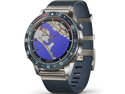 Pendant que l'heure s'affiche sur l'écran couleur, trois sous cadrans personnalisables indiquent la vitesse du vent en temps réel, la température, la météo ou les informations marée. Pendant que l'heure s'affiche sur l'écran couleur, trois sous cadrans personnalisables indiquent la vitesse du vent en temps réel, la température, la météo ou les informations marée.