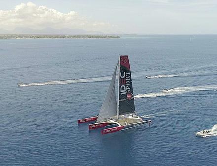 A bord du maxi-trimaran IDEC Sport, l'équipage de Francis Joyon n'a pas souhaité participer à la Brest Atlantiques, préférant établir d'autres records... Nautisme Article