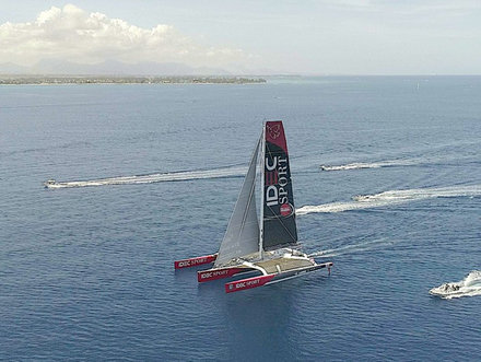 A bord du maxi-trimaran IDEC Sport, l'équipage de Francis Joyon n'a pas souhaité participer à la Brest Atlantiques, préférant établir d'autres records... Nautisme Article
