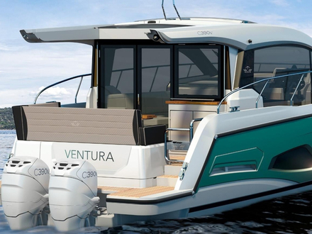 Sur le tableau arrière, deux moteurs hors-bord Suzuki de 350 chevaux chacun. 