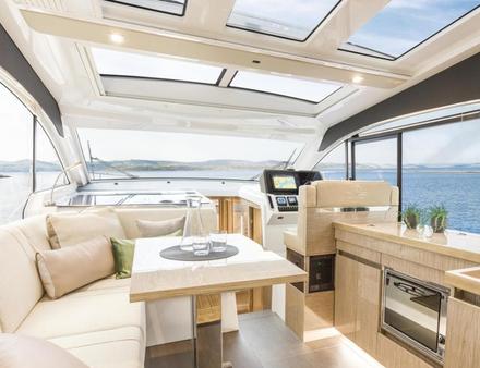Le carré du Sealine est très lumineux avec un système d'ouvertures électriques. Nautisme Article