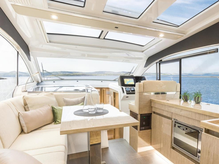 Le carré du Sealine est très lumineux avec un système d'ouvertures électriques. Nautisme Article