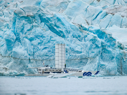 D&eacute;couvrez l'histoire du premier navire propuls&eacute; uniquement gr&acirc;ce aux &eacute;nergies renouvelables qui a rejoint l'Arctique. 