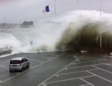 La tempête du 1er janvier 2014 franchit le môle Tabarly et le terre-plein sud. Nautisme Article