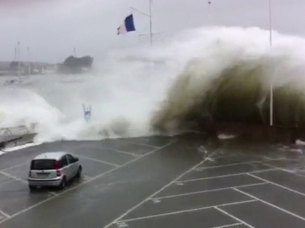La tempête du 1er janvier 2014 franchit le môle Tabarly et le terre-plein sud. Nautisme Article