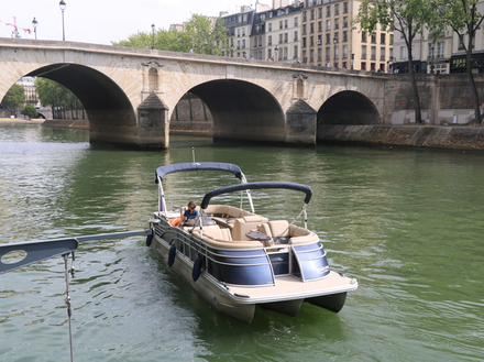 Green River est présent sur la Seine depuis sept ans avec des pontons-boats.  Green River est présent sur la Seine depuis sept ans avec des pontons-boats.