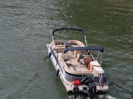 Ces bateaux peuvent transporter un maximum de 12 personnes. Ces bateaux peuvent transporter un maximum de 12 personnes.