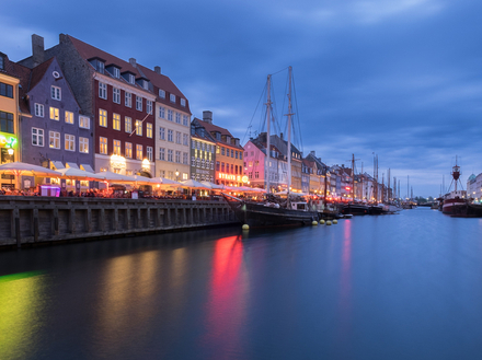 Les habitants de Copenhague se retrouvent dans les bars pour c&eacute;l&eacute;brer la nouvelle ann&eacute;e en convivialit&eacute;.