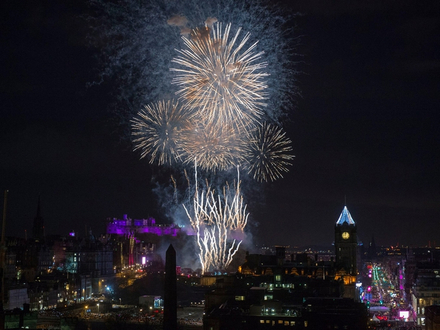 Le Nouvel An, appel&eacute; &laquo; Hogmanay &raquo; en &Eacute;cosse a regroup&eacute; en 1996 plus de 300 000 personnes. Il figure dans le Guinness Book des records. 