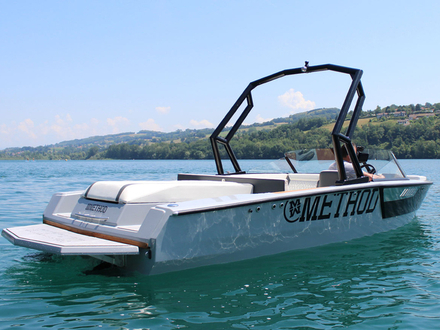 La production des bateaux Method est assurée par les chantiers navals français Wauquiez et Rhéa Marine, près de La Rochelle. La production des bateaux Method est assurée par les chantiers navals français Wauquiez et Rhéa Marine, près de La Rochelle.