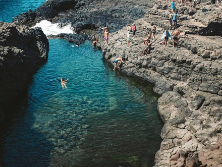 Au nord de l'île de Sal, la baie de Buracona est une attraction touristique qui attire les passionnés de plongée du monde entier. Au nord de l'île de Sal, la baie de Buracona est une attraction touristique qui attire les passionnés de plongée du monde entier.