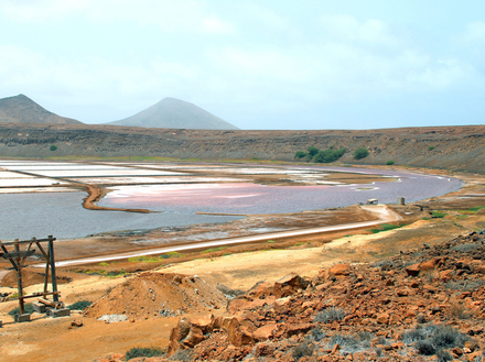 A Pedra de Lume, il vous est possible de faire des bains de boue et de vous baigner dans l'eau salée à 86%. A Pedra de Lume, il vous est possible de faire des bains de boue et de vous baigner dans l'eau salée à 86%.
